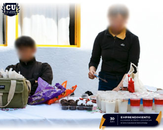 Exhibición de productos decorativos y lácteos elaborados por estudiantes